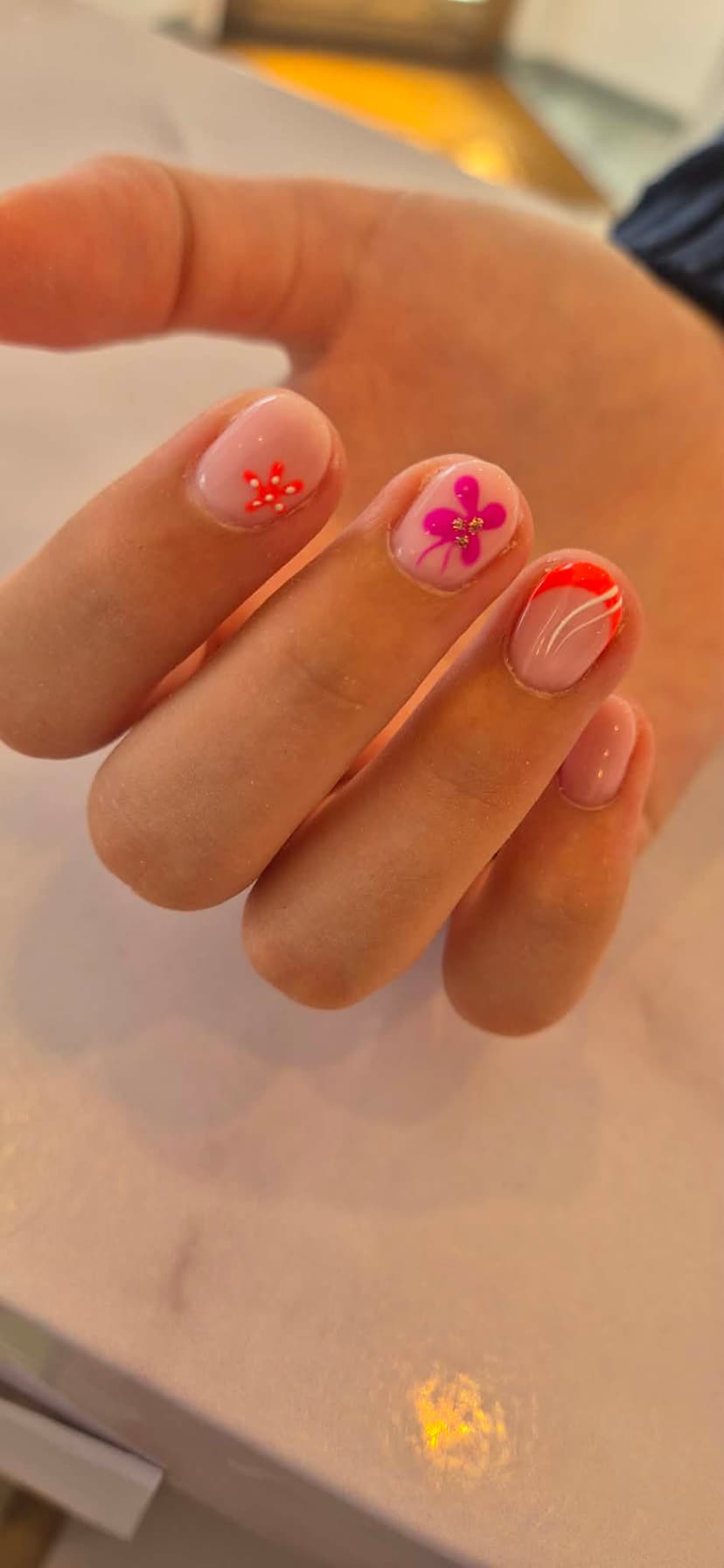 Roze nailart met bloemetjes