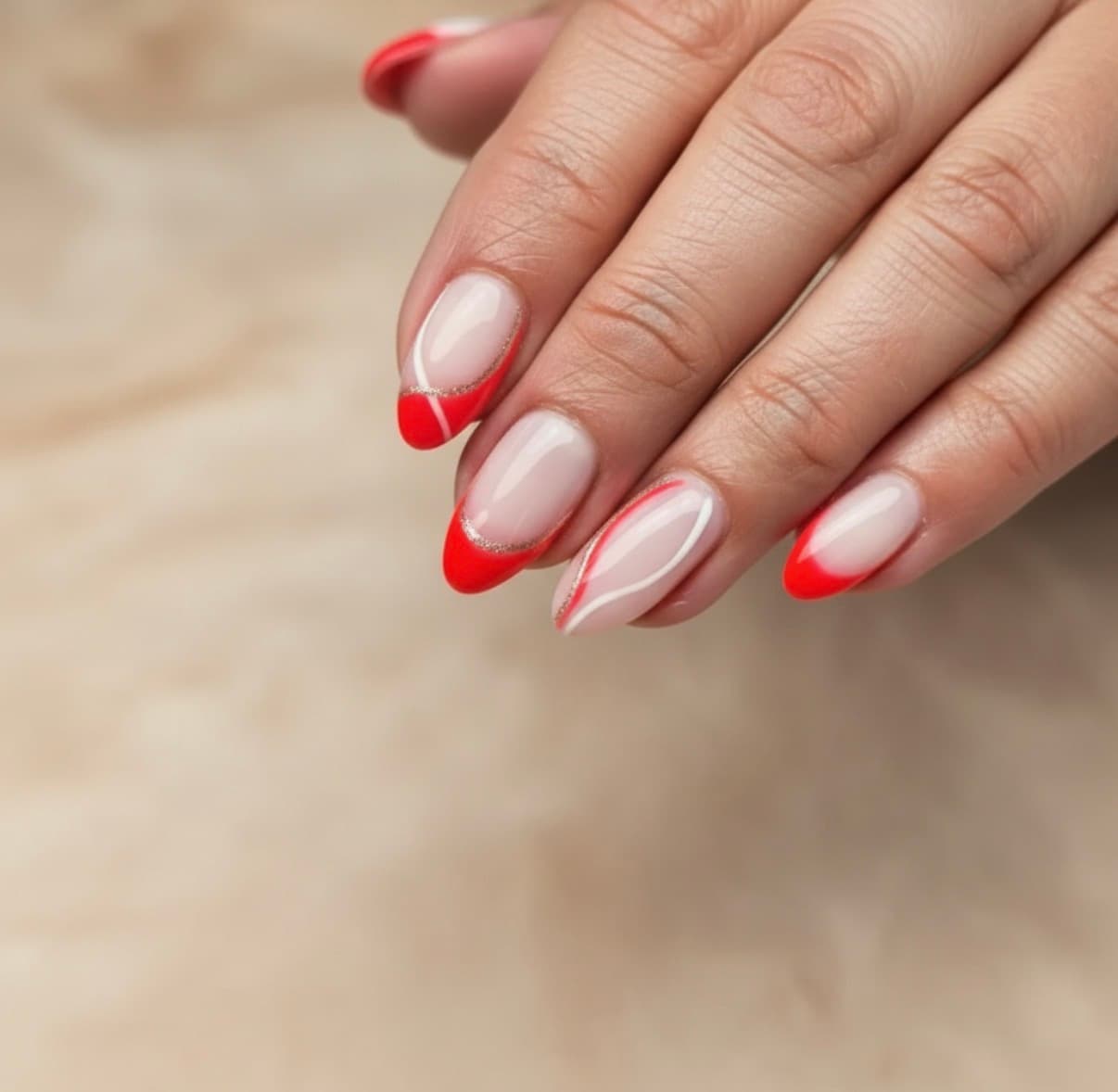 Rode French tips met glitter accent